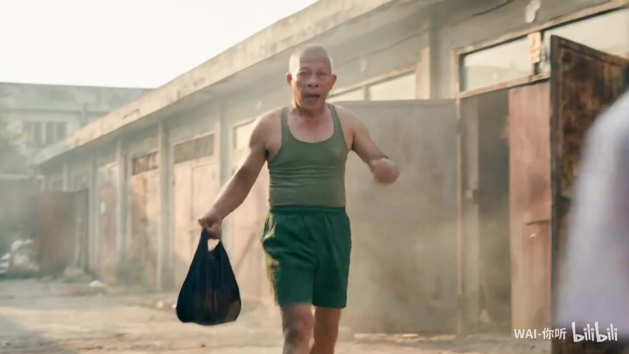 镜头35 - AIGC短片(B站播放240w+)